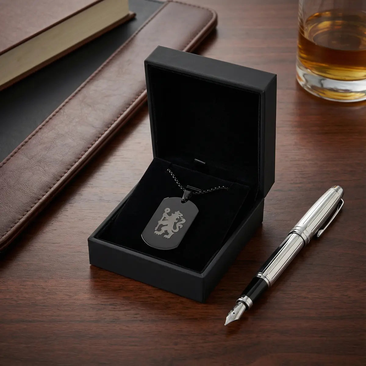Collier plaque acier titane noir – édition football